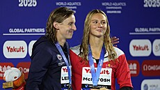 Katie Ledecká (vlevo) se zlatou medailí z kraulaské osmistovky na svtovém...