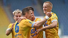 Radost teplických fotbalist� po úvodním gólu v zápase s Bohemians.