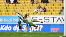 Branká� Bohemians Michal Reichl se marn� natahuje v utkání s Teplicemi.