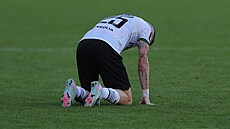Zklamaný karvinský obránce Ji�í Flei�man po porá�ce se Zlínem, k ní� p�isp�l...