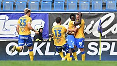 Teplický John Auta (druhý zleva) slaví svj premiérový ligový gól, prosadil se...