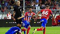 Stanislav Hofmann (vpravo) b�í oslavit se spoluhrá�i ze Zbrojovky Brno vít�zný...