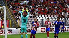 Branká� Táborska Martin Pastornický sbírá vysoký balon v utkání se Zbrojovkou...