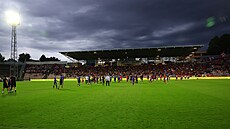 Hrá�i Zbrojovky Brno si na trávníku vychutnávají výhru nad Táborskem.