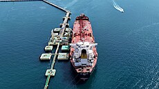 Ropný tanker v distribuním terminálu Petrobras nedaleko S&#227;o Paula v...