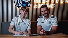 Mladý útoník Adrien Bartovi a sportovní editel libereckého klubu Michal...