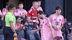 Lionel Messi (10) z Interu Milán odchází zran�ný ze h�i�t�.