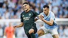 Mohamed Elyounoussi (vlevo) z Kodan� a Andrej Duri� z Malmö bojují o mí�.