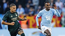 Jordan Larsson (vlevo) z Kodan� a Taha Ali z Malmö bojují o mí�.