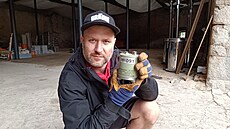 Jakub Klicpera pedvádí mící pístroj, který bude zaznamenávat seismickou...