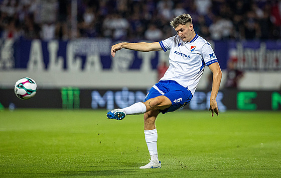 Karel Pojezný z Baníku odehrává mí� v odvetném utkání na h�i�ti Austrie Víde�.