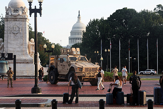 Lidé procházejí kolem �len� Národní gardy, kte�í hlídkují na Union Station ve...