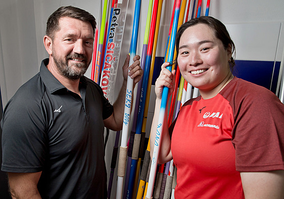 Japonská o�t�pa�ka Haruka Kitagu�iová a její trenér David Sekerák p�i tréninku...