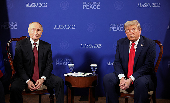 Americký prezident Donald Trump s prezidentem Vladimirem Putinem zahájili...