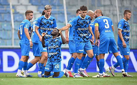 Fotbalisté Mladé Boleslavi se radují z gólu Solomona Johna.