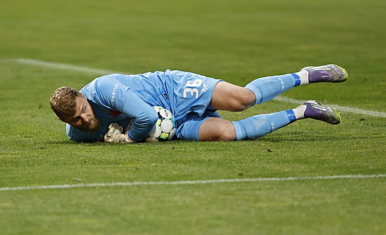 Slávistický branká Jindich Stank zasahuje v utkání proti Jablonci.