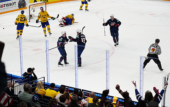 Hokejisté Spojených stát� porazili �védsko v prodlou�ení a udr�eli se na prvním...