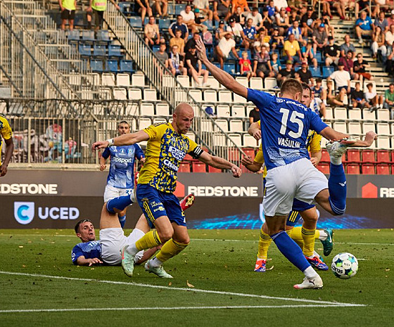 Daniel Va�ulín st�ílí jedinou branku v zápase Sigmy Olomouc proti Zlínu.