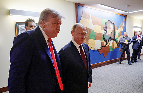 Ruský prezident Vladimir Putin a americký prezident Donald Trump na vojenské...