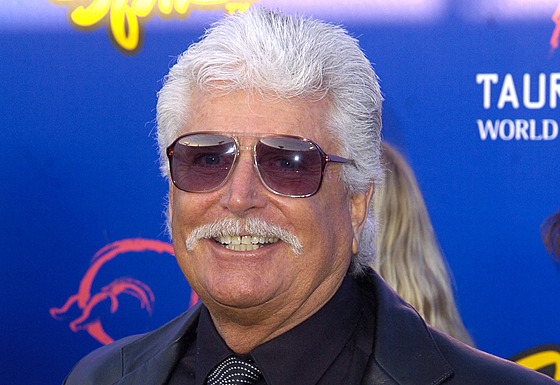 Zemel kaskadér Ronnie Rondell, bylo mu 88 let. Rondell je známý z obalu...