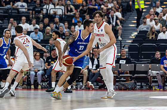 �eský basketbalista Vít Krej�í v akci v p�ípravném duelu proti Turecku.