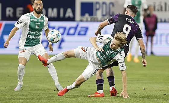 Jablonecký záloník Michal Beran padá v souboji se slávistou Vasilem Kuejem.