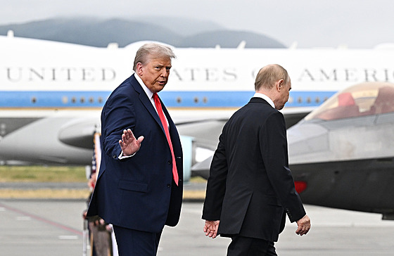 Americký prezident Donald Trump vítá ruského diktátora Vladimira Putina na...