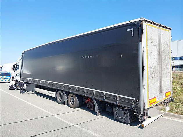 Policejní hlídky zastavily ve stedu dopoledne na dálnici D2 kamion, který na...