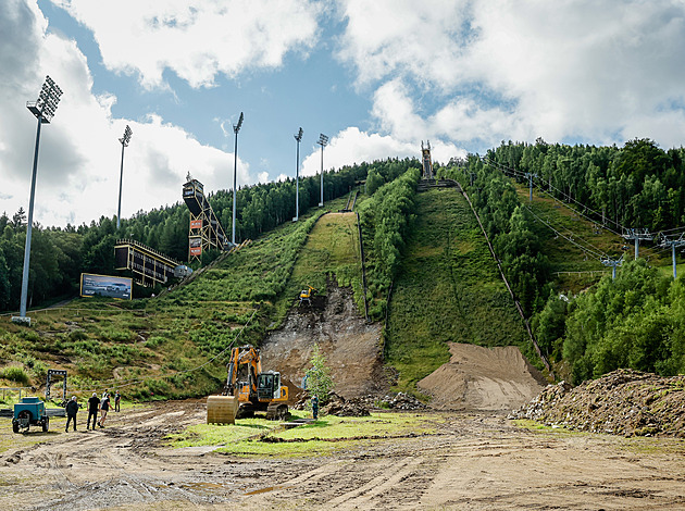 Spory o můstek v Harrachově pokračují. Lyžařský svaz vyloučil šéfa skokanů Háčka