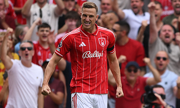 ONLINE: Arsenal vede nad United, Chelsea jen remizovala. Nottingham táhl Wood