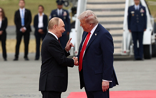 Napřed vřelé uvítání, pak mrtvolné ticho. První detaily summitu Trump - Putin