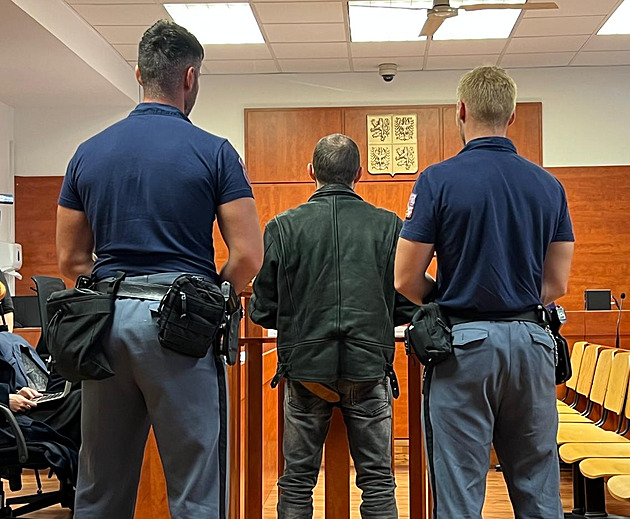 Před činem moje duše opouštěla tělo, hájí muž vraždu otce a pětiletého syna