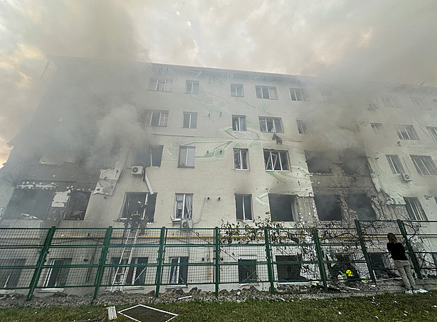 Rusko vyslalo balistickou raketu i drony na Charkov. Mezi mrtvými je malé dítě