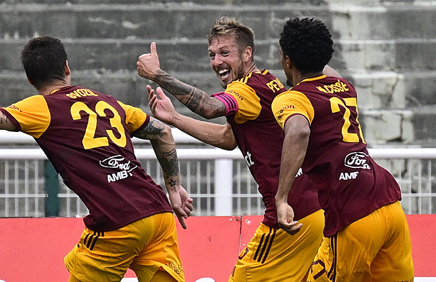 Dukla - Plzeň 2:0, skvělý výkon outsidera, rozhodl Peterka. Trápení hostů pokračuje