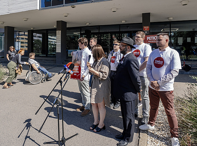 Jedna kandidátka, dva přístupy. Kampaň Maláčové a komunistů se výrazně liší