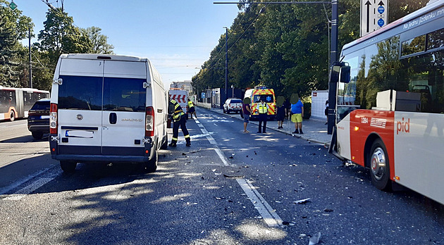 Pražští hasiči zasahují u nehody autobusu s dodávkou, tři lidé jsou zranění