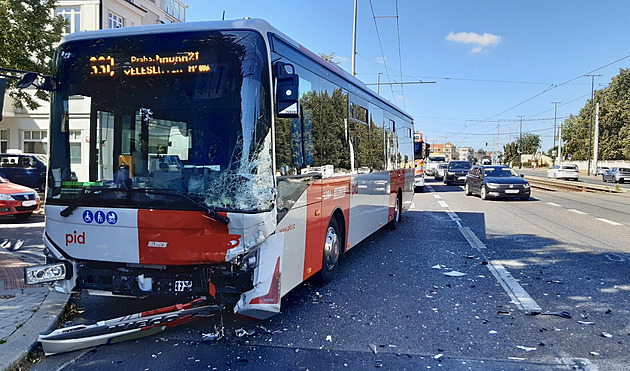 V Praze se srazil autobus s dodávkou, mezi zraněnými je i dítě