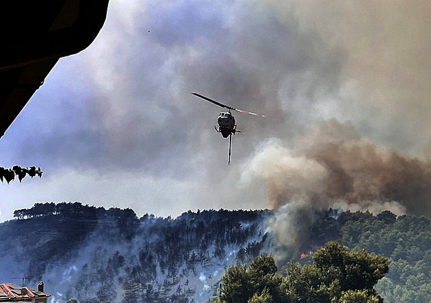 Požár na řeckém ostrově Zakynthos si vynutil evakuaci hotelů. Hoří i na Kefalonii