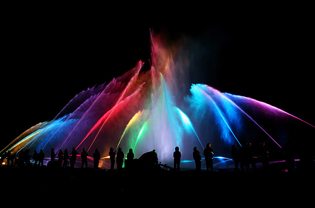 OBRAZEM: Voda, hudba a barvy. Dobrovolní hasiči předvedli velkolepou podívanou