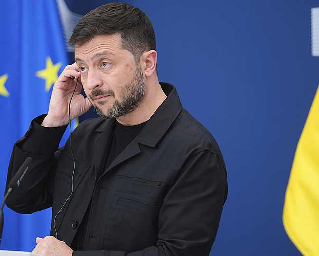 Poradce Trumpa nadhodil, že by si Zelenskyj mohl vzít oblek. Ten přání splnil