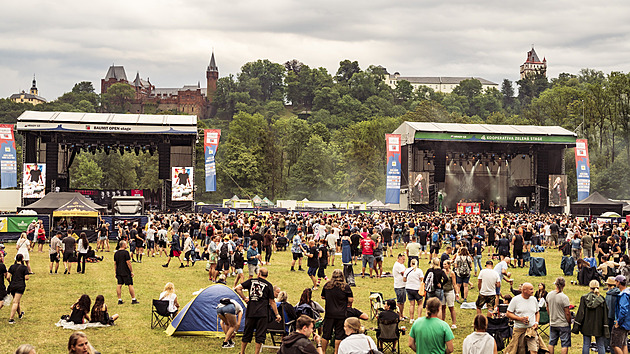Oblíbený festival Hrady CZ se koná i na loukách v podhradí zámku v Hradci nad...