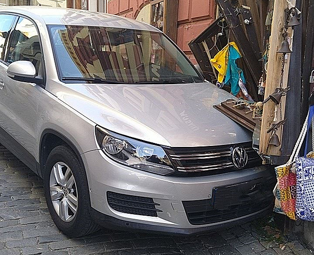 V historickém centru eského Krumlova se samovoln rozjelo auto a narazilo do...