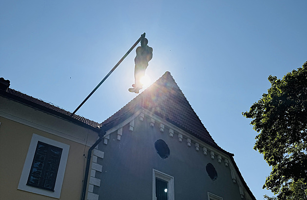 Mrtvému praseti tváří v tvář. V Bechyni umění člověka nenechá chladným