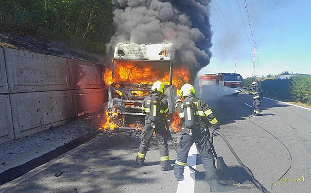 Na dálnici D11 u Nymburka hořel kamion, plameny zasáhly kabinu i návěs