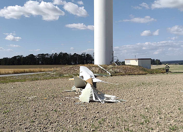 U obce Karle na Svitavsku se zítila ást vrtule u vtrné elektrárny. (19....
