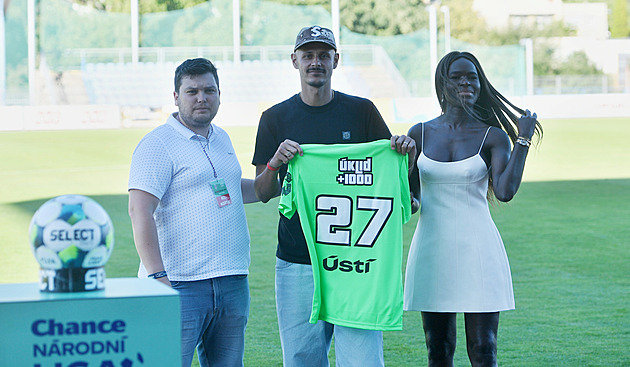 Koště a lopata. Ústečtí fotbalisté vyrazí uklízet město. Do Mojžíře, směje se Čítek