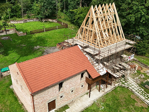Stecha ve tvrze vzniká podle historických fotografií.