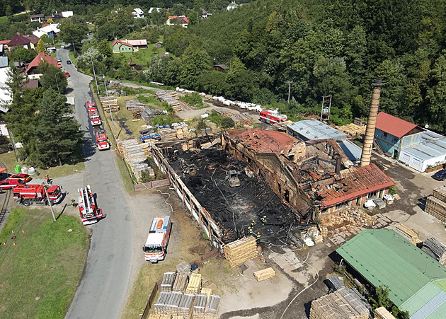 Hasii dohaují poár pily v Rajnochovicích na Kromísku. (13. 8. 2025)