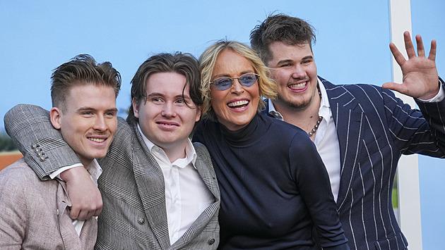Sharon Stone přišla na premiéru naostro. Ukázala bradavky i adoptivní syny