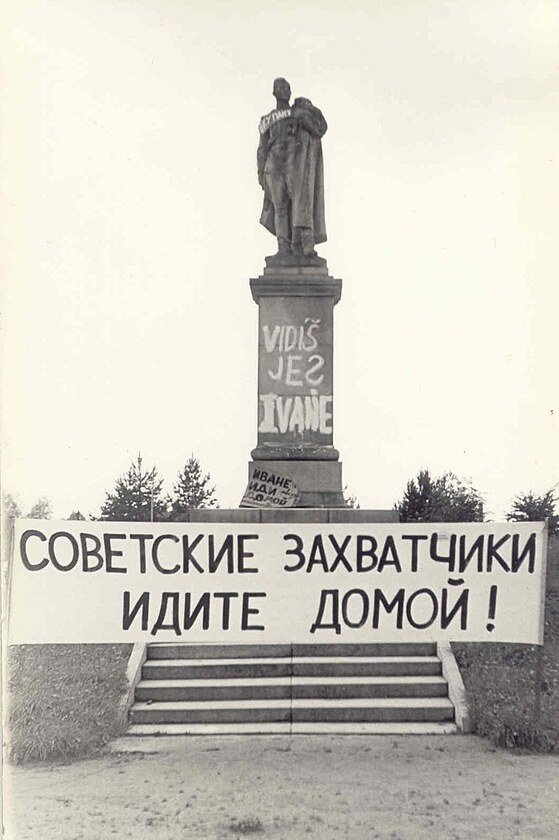 Dobová fotka sochy v parku U Ivana z archivu árského Regionálního muzea...